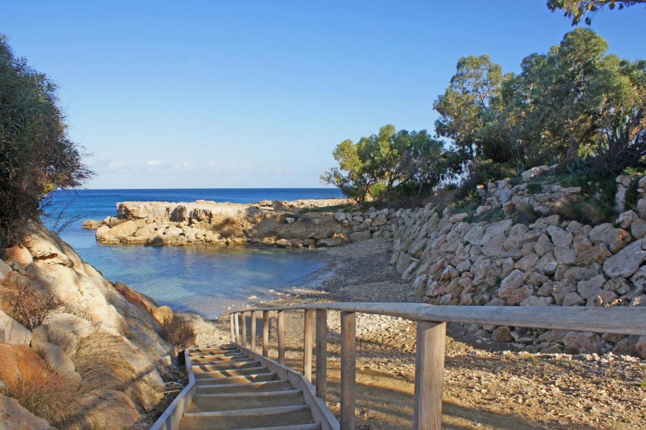 Lucile - Coralli Beachfront Apartment Paralimni Ngoại thất bức ảnh