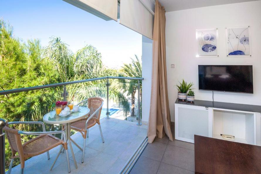 Lucile - Coralli Beachfront Apartment Paralimni Ngoại thất bức ảnh