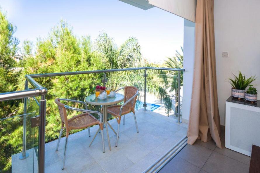 Lucile - Coralli Beachfront Apartment Paralimni Ngoại thất bức ảnh