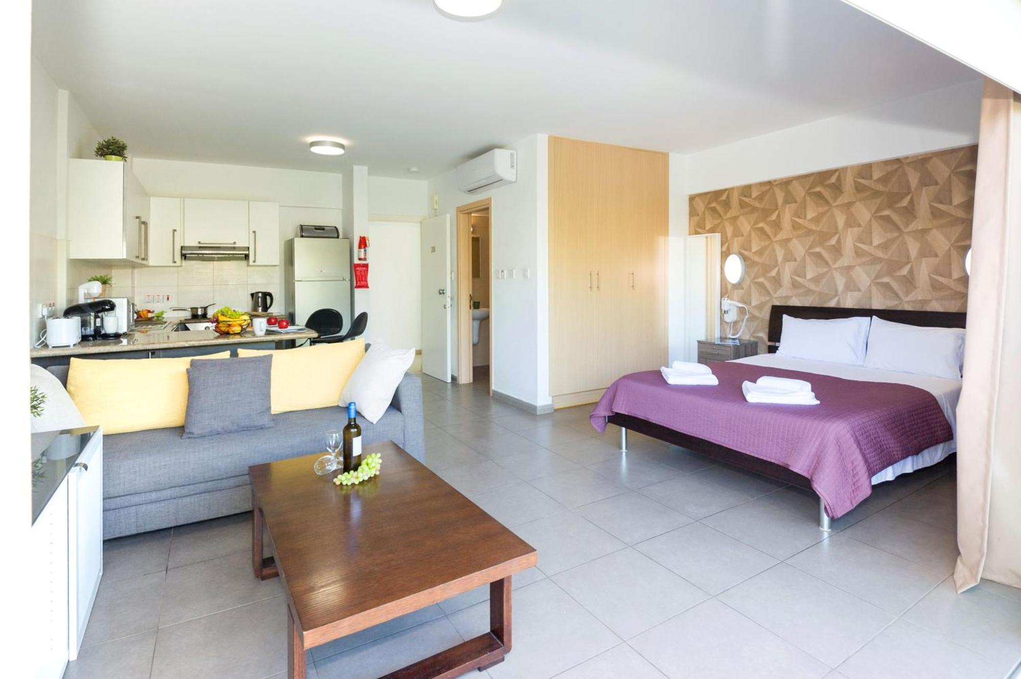Lucile - Coralli Beachfront Apartment Paralimni Ngoại thất bức ảnh