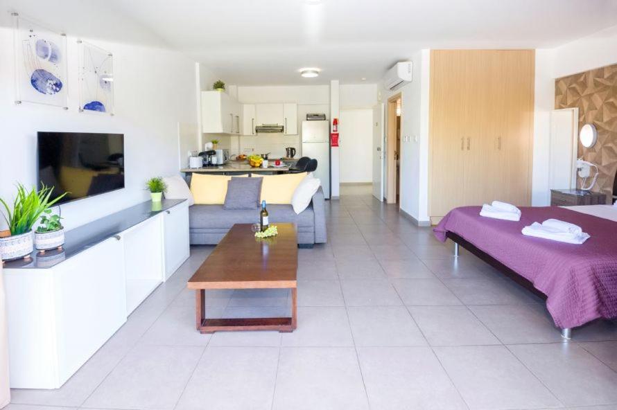 Lucile - Coralli Beachfront Apartment Paralimni Ngoại thất bức ảnh
