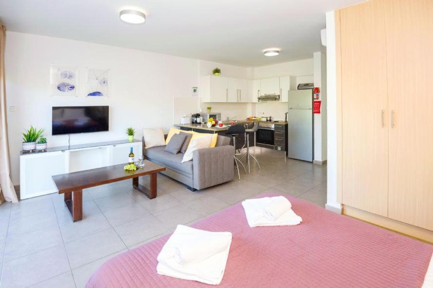 Lucile - Coralli Beachfront Apartment Paralimni Ngoại thất bức ảnh