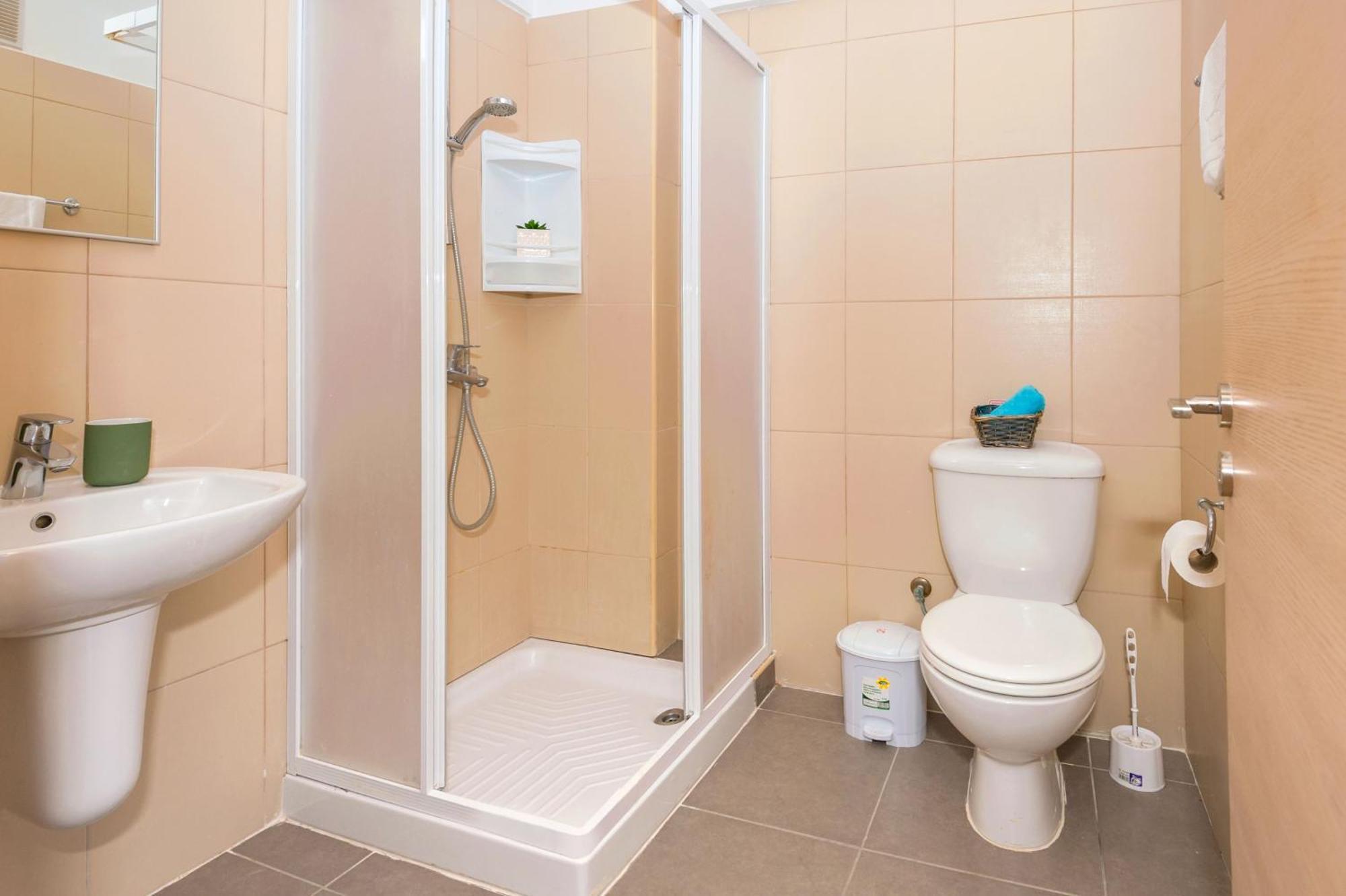 Lucile - Coralli Beachfront Apartment Paralimni Ngoại thất bức ảnh